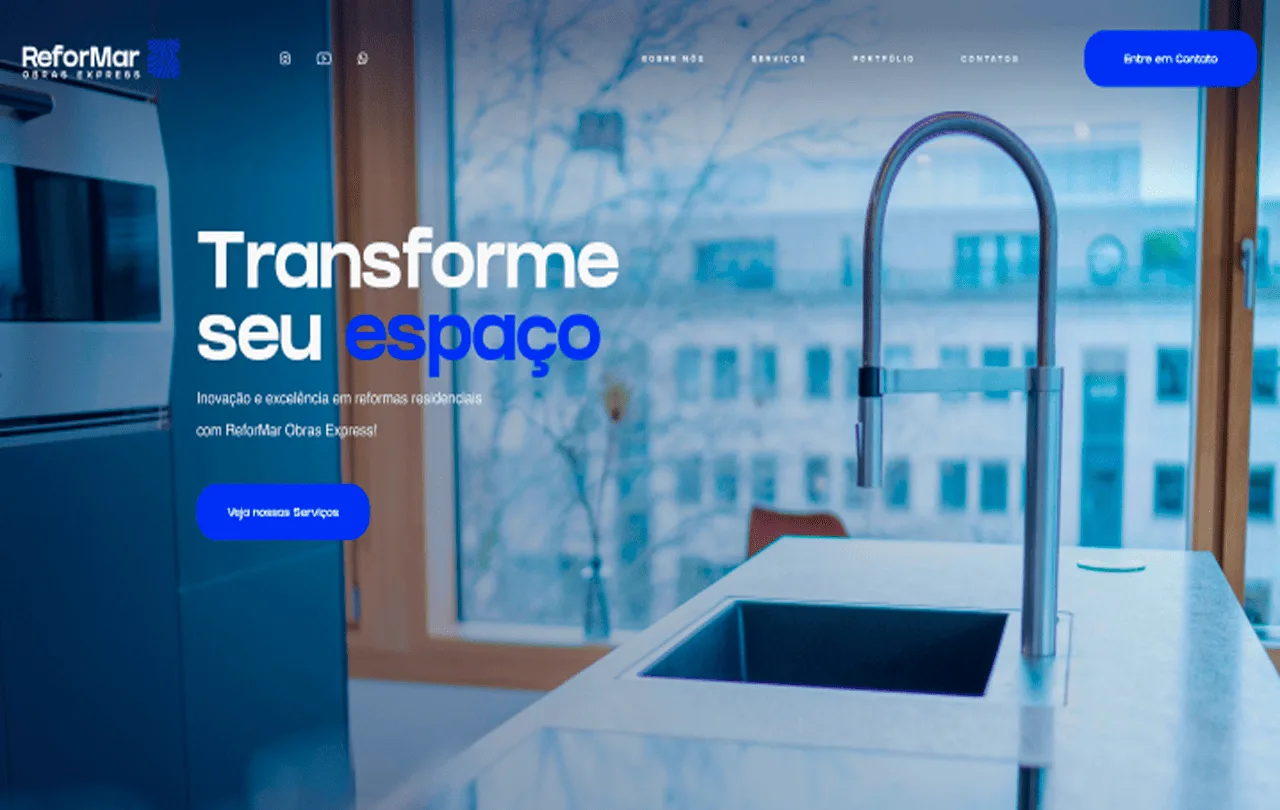 Hero de landing page para reformas residenciais, com cozinha moderna em tons azuis e o título Transforme seu espaço